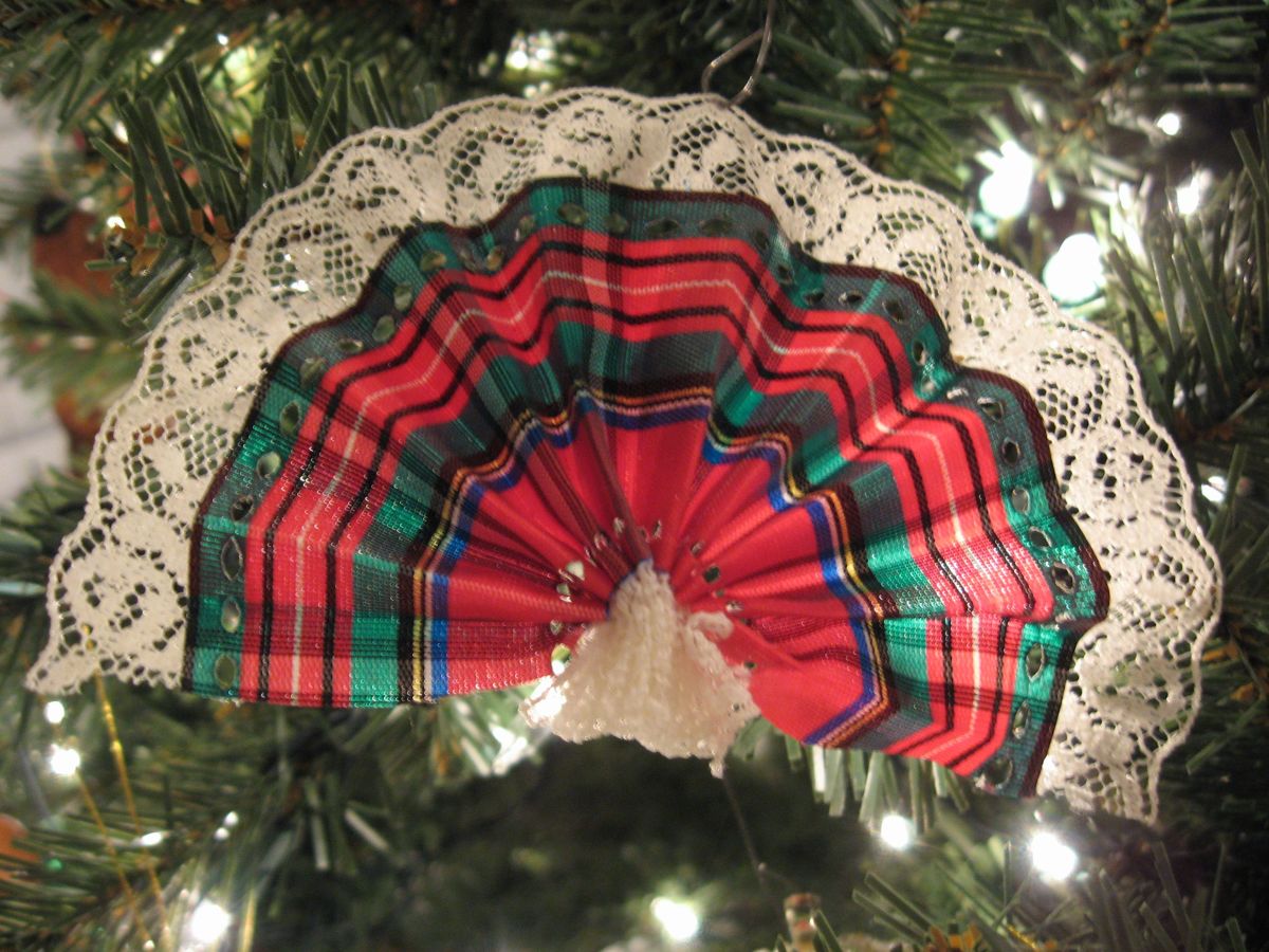 How to Make a Victorian Fan Christmas Ornament Holidappy
