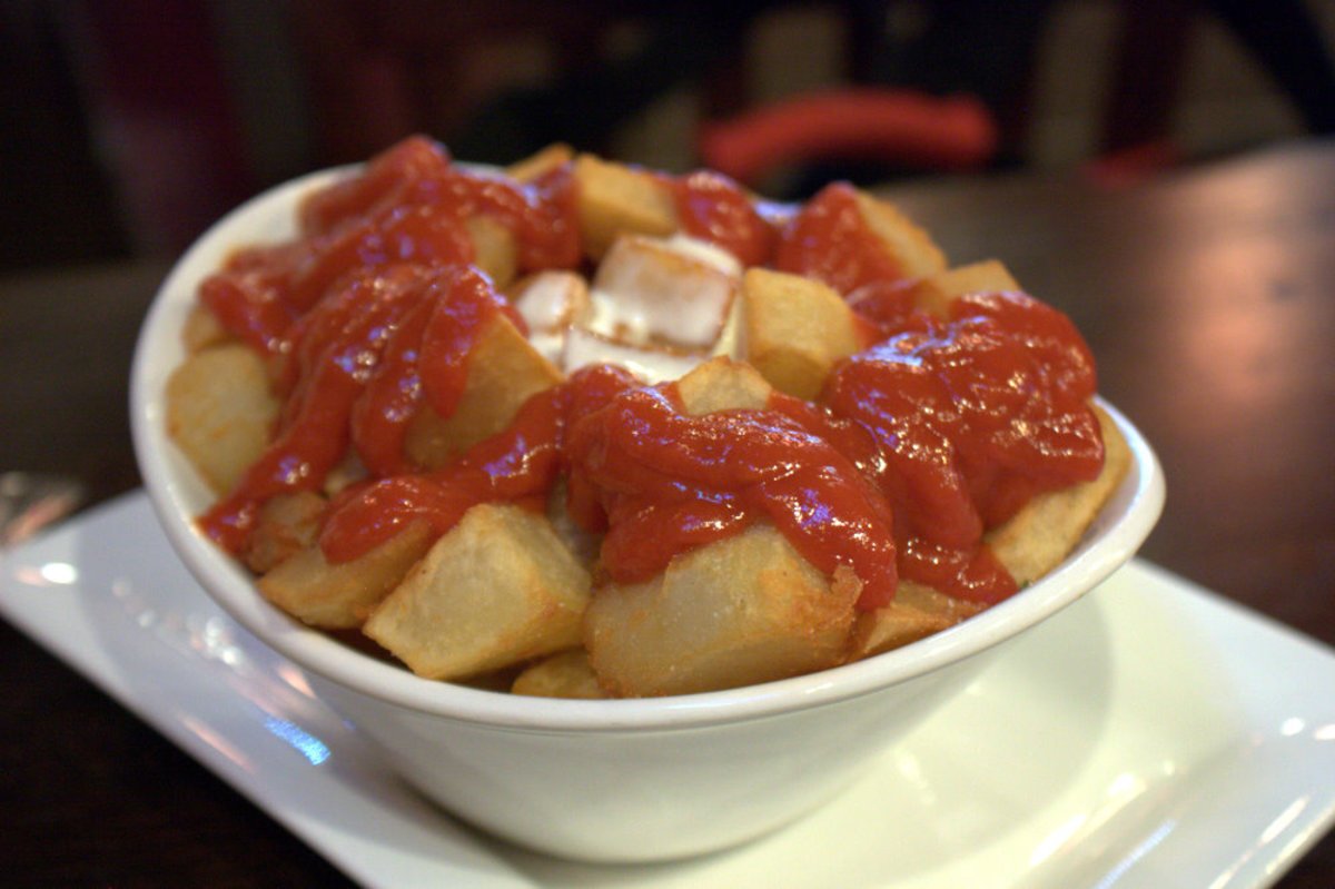 Easy Patatas Bravas Recipe With Spicy Tomato Sauce Delishably