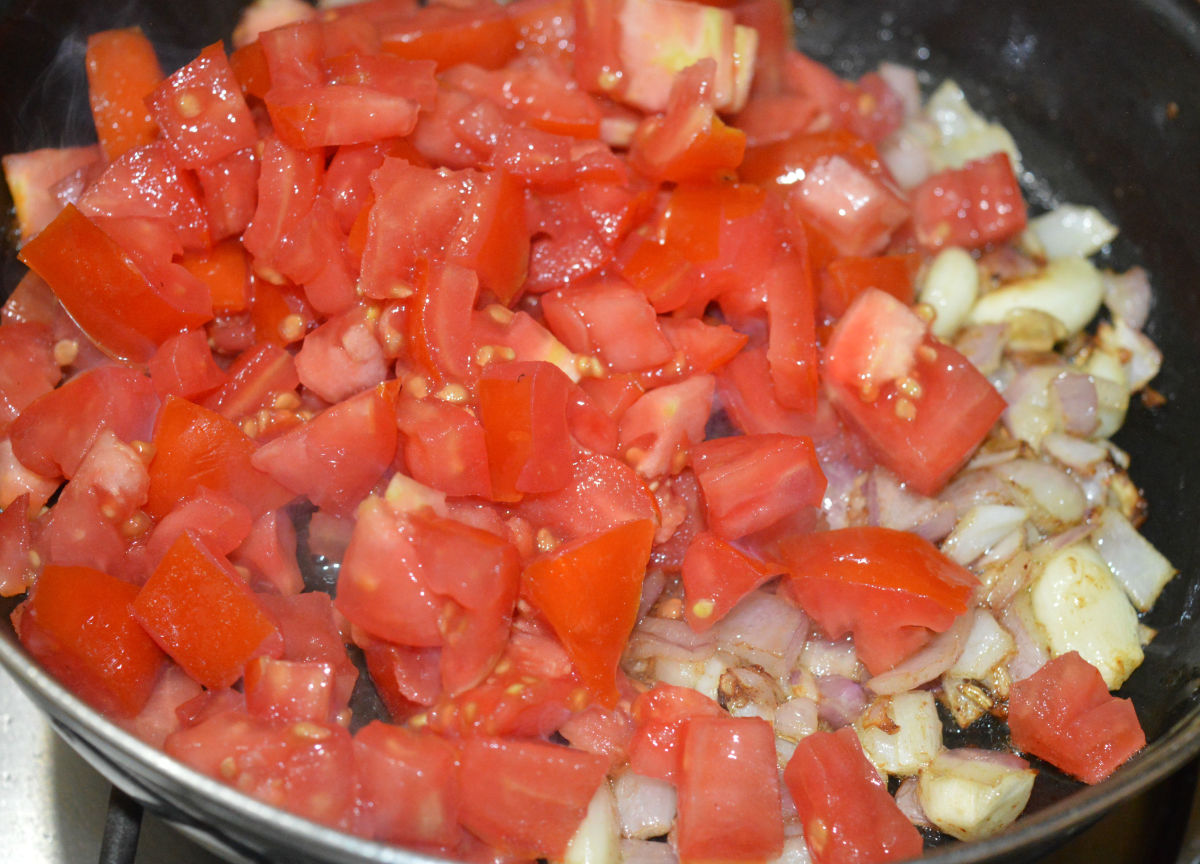 How to Make Fried Tomato and Garlic Dip or Sauce Delishably