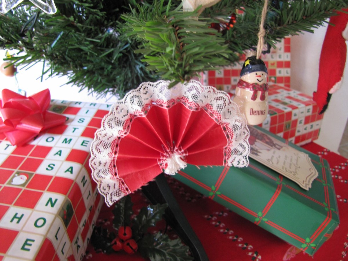 How to Make a Victorian Fan Christmas Ornament Holidappy