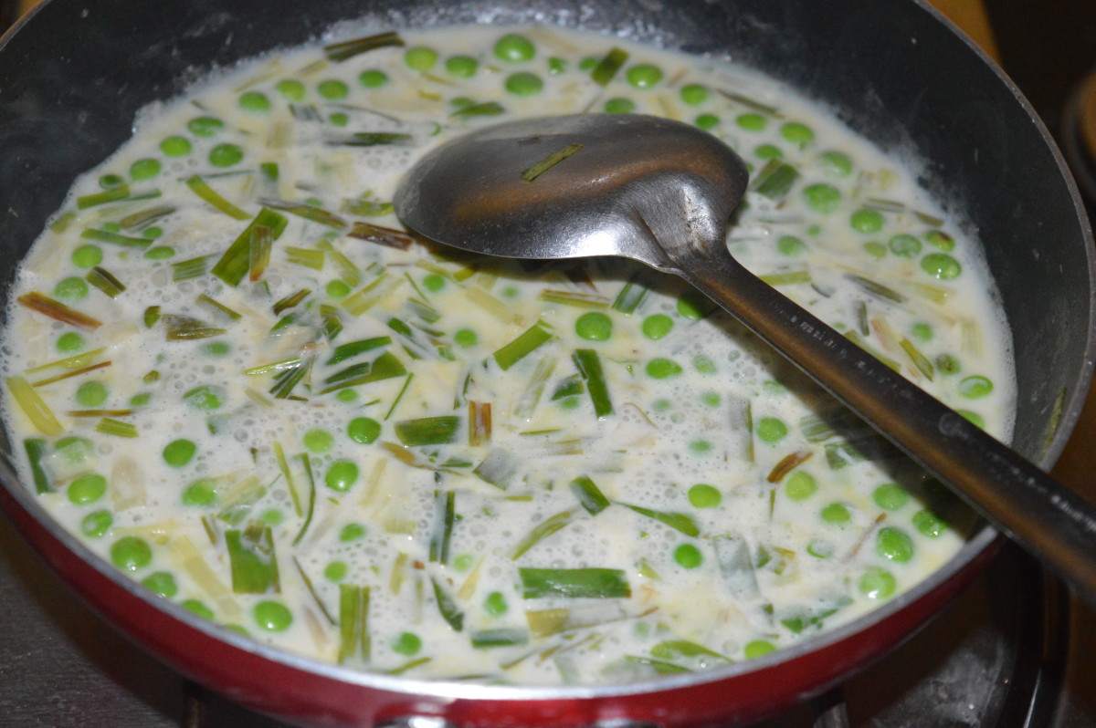Making Green Pea and Spring Onion Soup Delishably