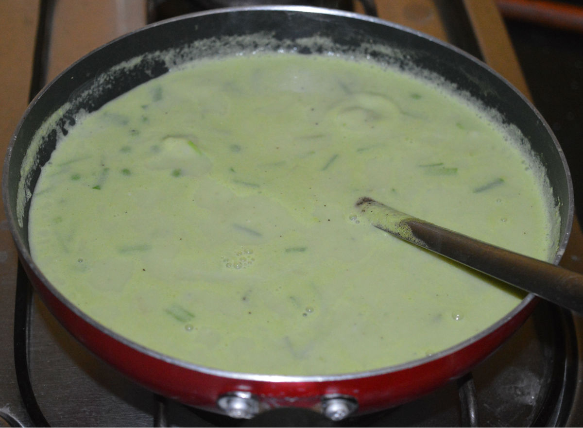 Making Green Pea and Spring Onion Soup Delishably