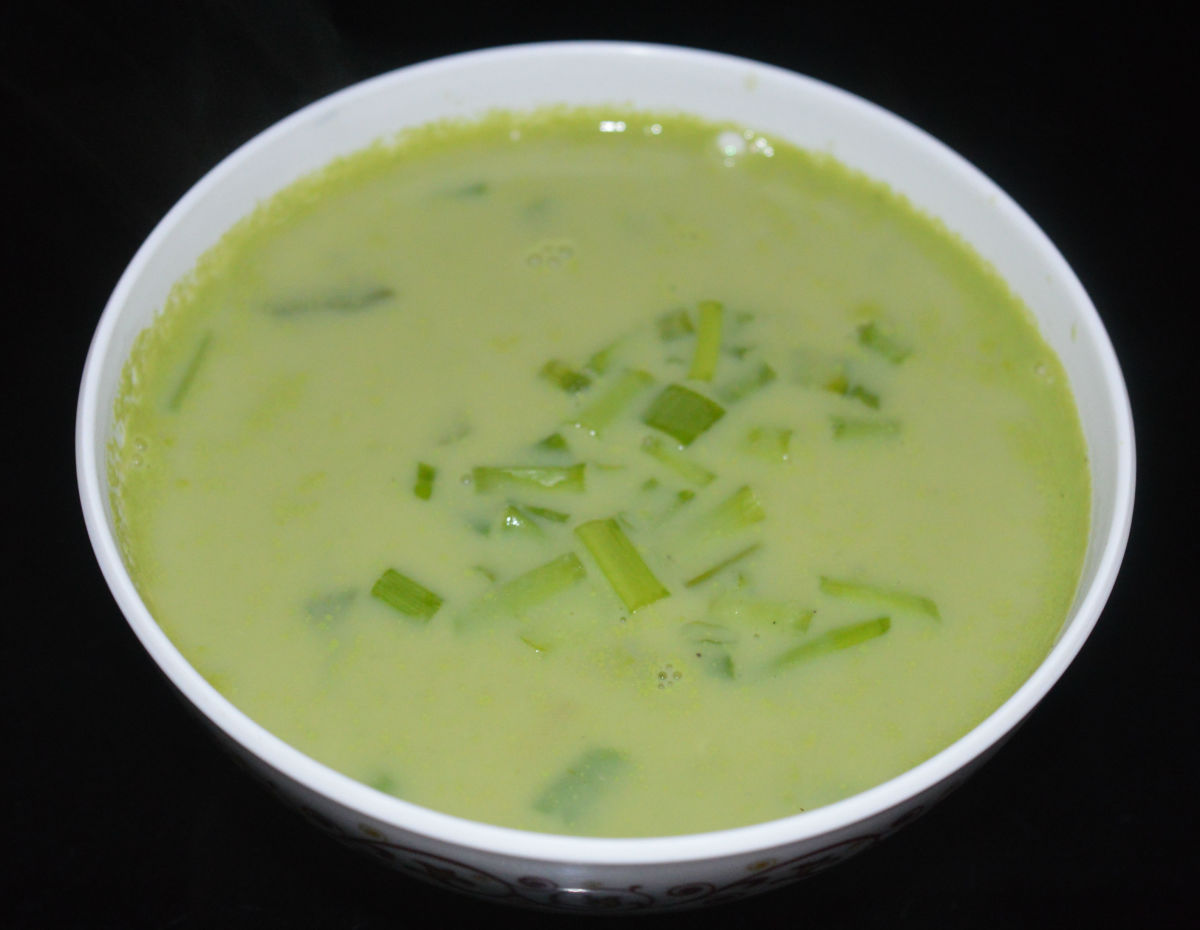 Making Green Pea and Spring Onion Soup Delishably
