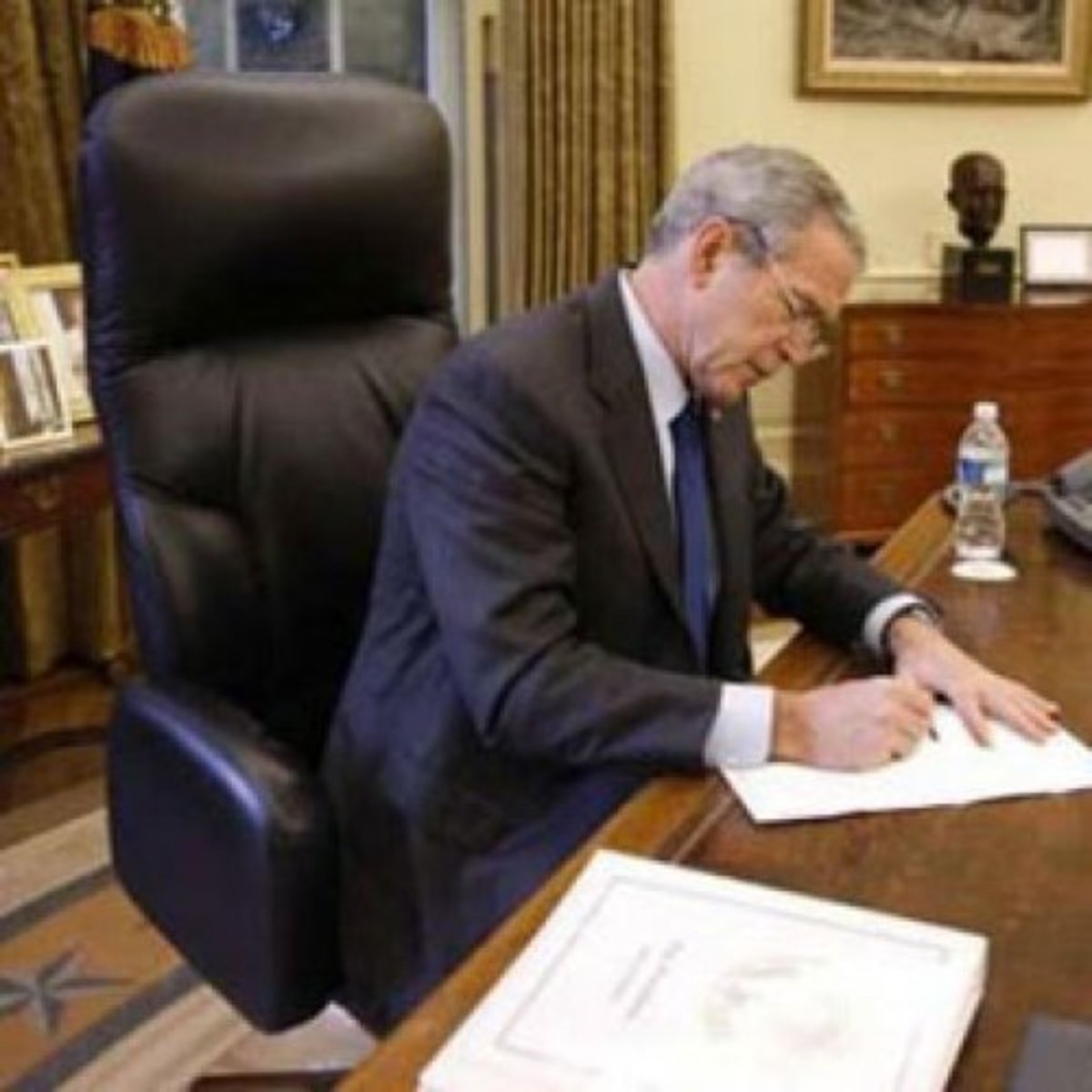 In the W. Bush Oval Office Makeover and Décor HubPages