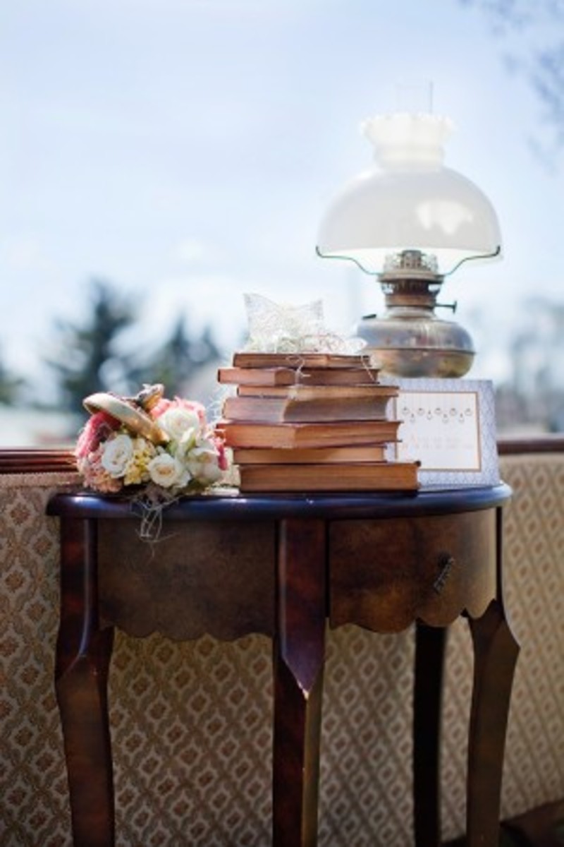 How To Use Vintage Furniture & Accessories For Wedding Decorations