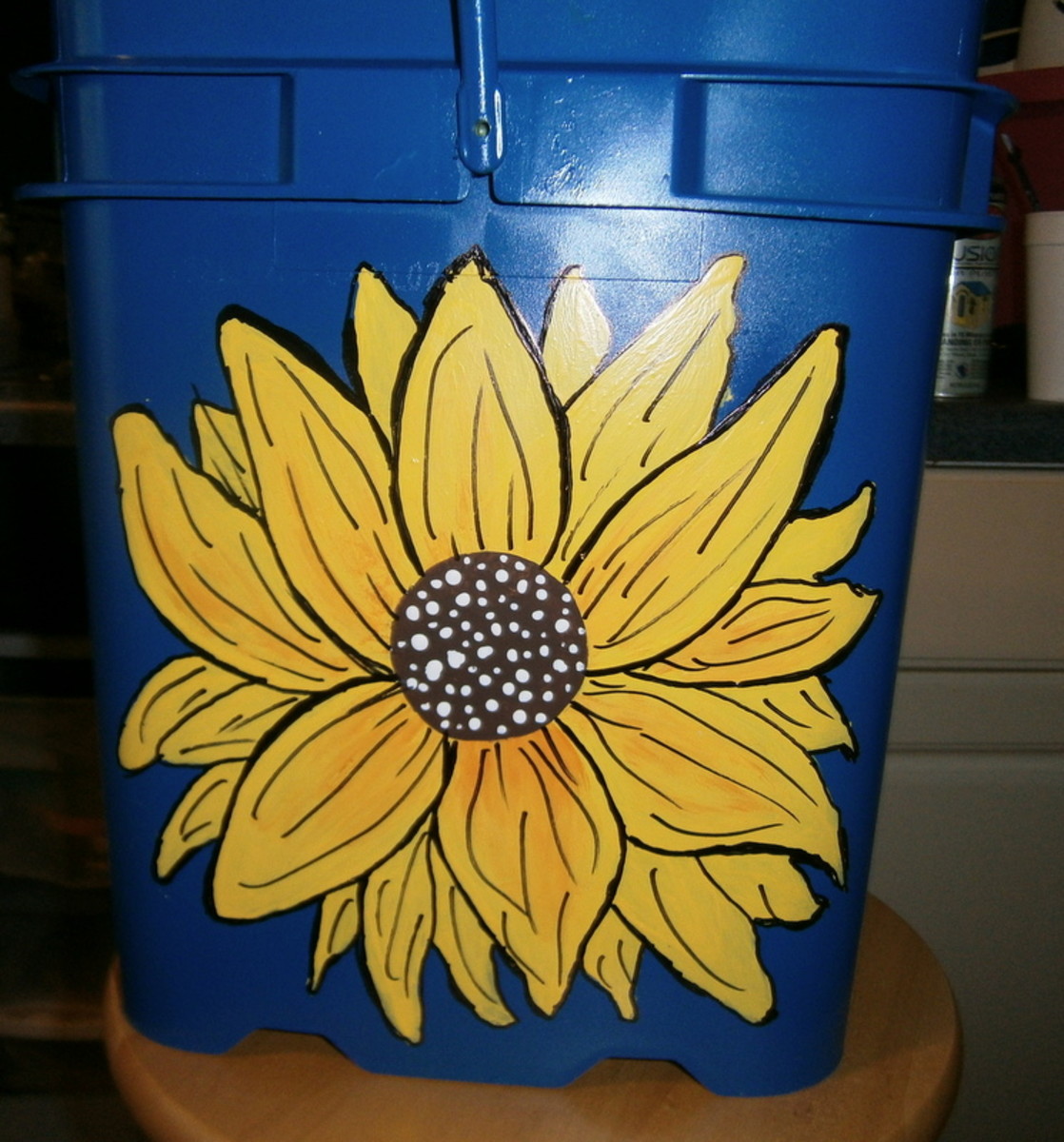 How To Make A Decorated Flower Pot From A Cat Litter Bucket