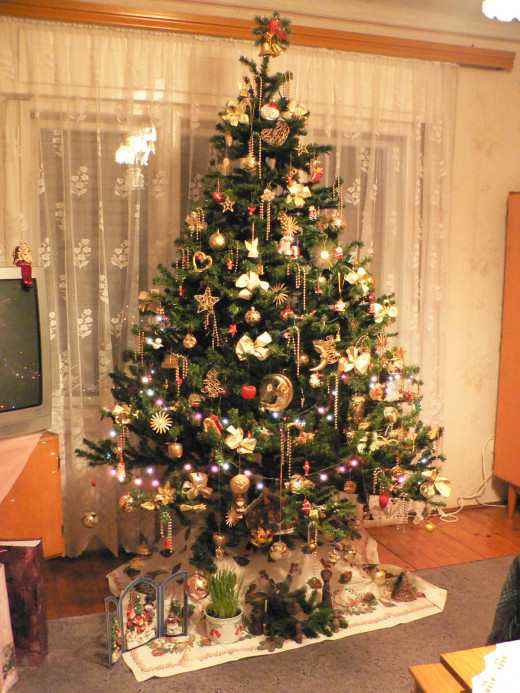 An illustrated guide on How to decorate the perfect Christmas tree