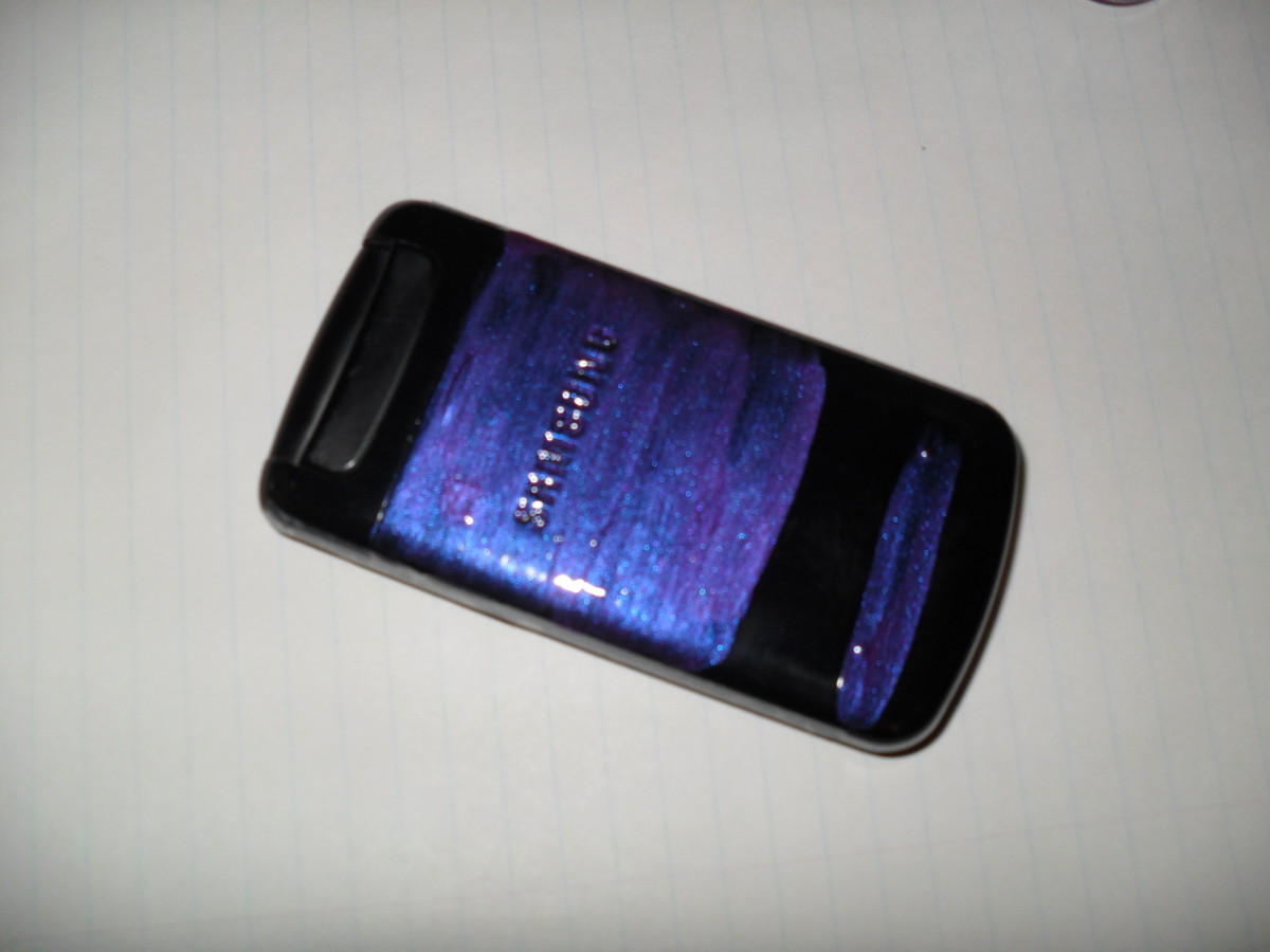 How to Decorate a Cell Phone with Nail Polish