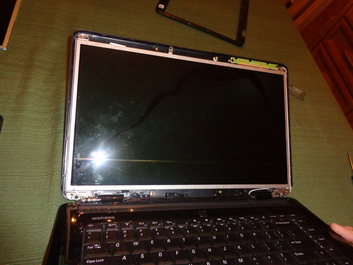 How to Purchase and Replace a Cracked Laptop Screen