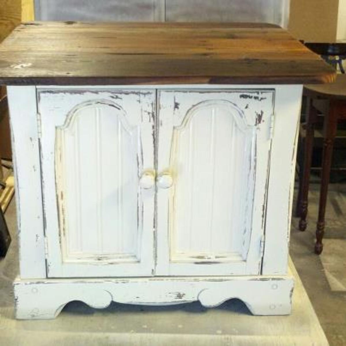 Distressing a piece of furniture A how to guide.