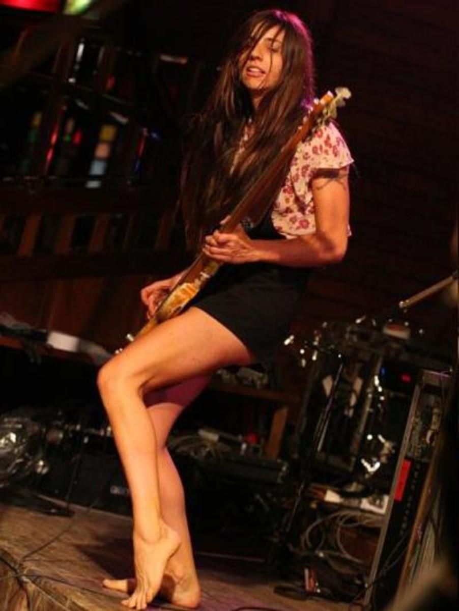 The Top Ten Female Bass Guitar Players Spinditty