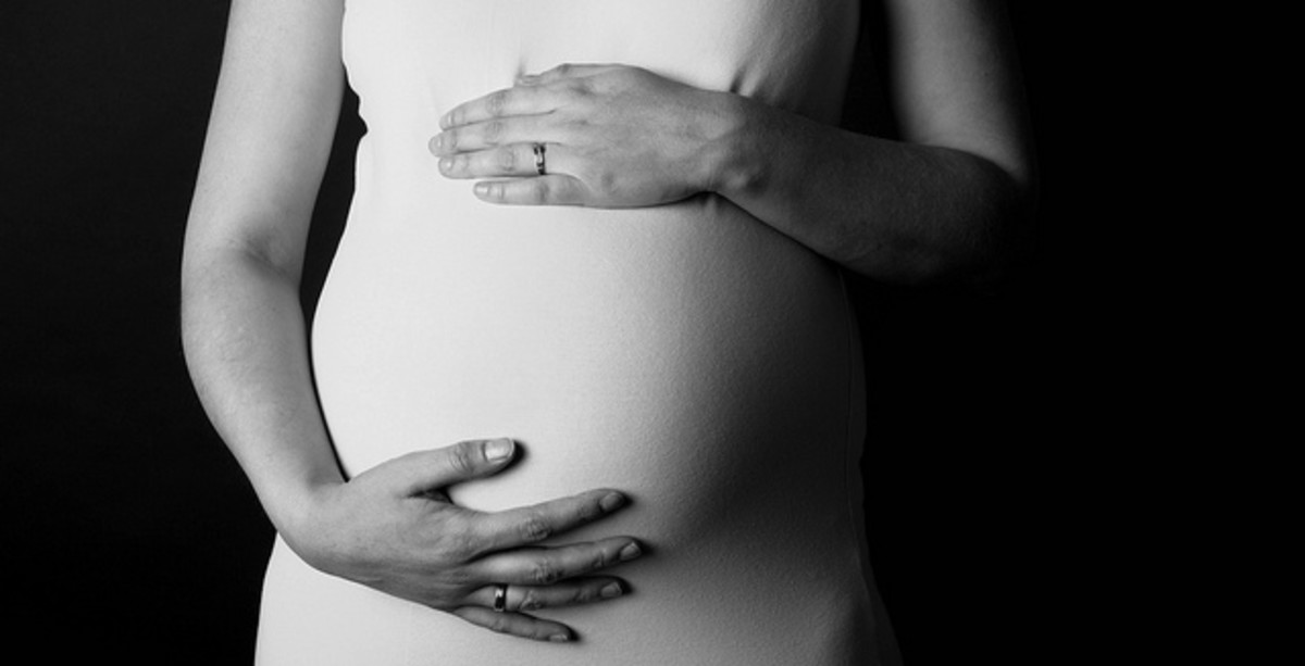 14 Early Signs of Pregnancy and How Your Stomach Feels
