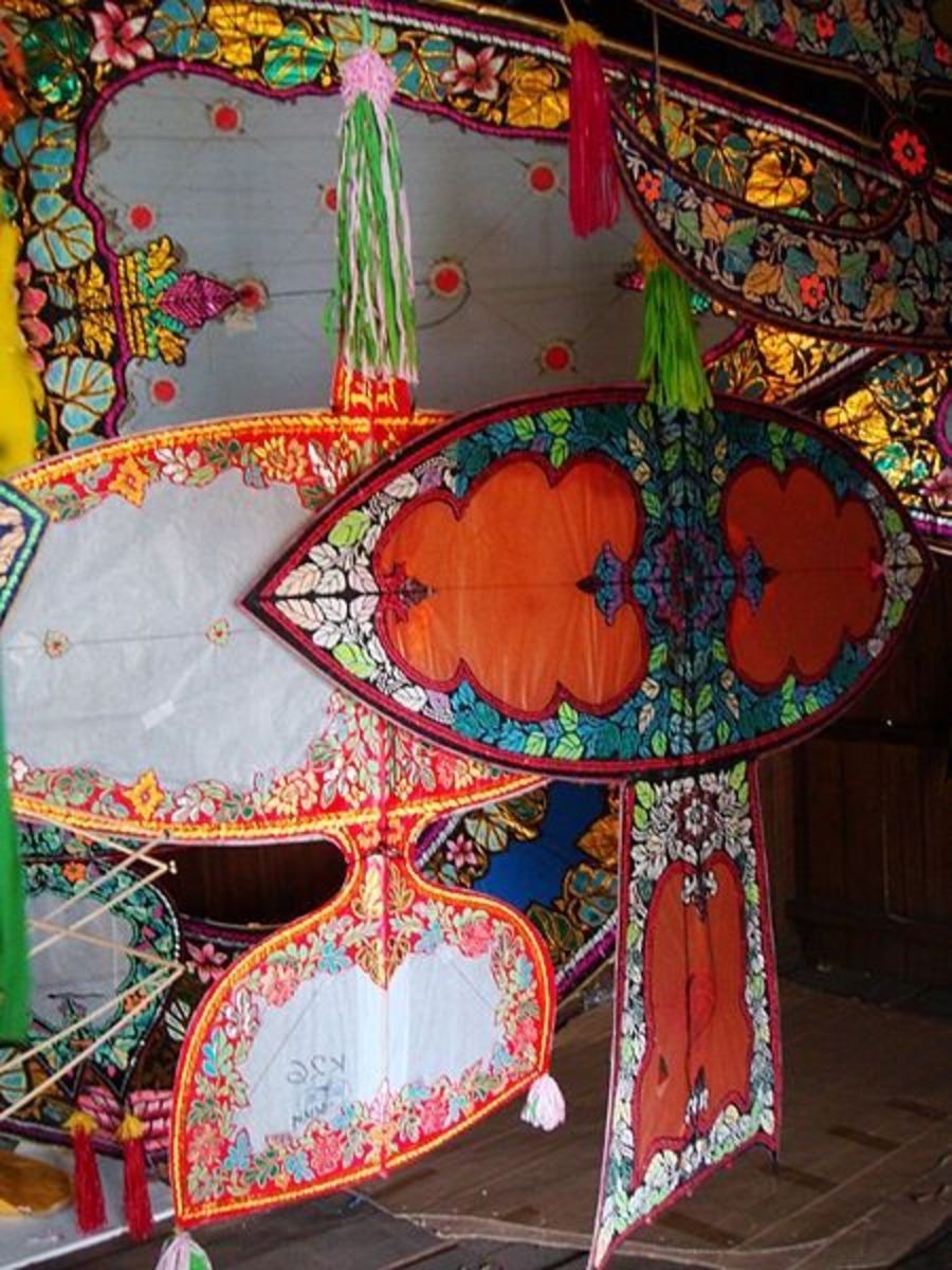 How to Decorate a Wau Kite