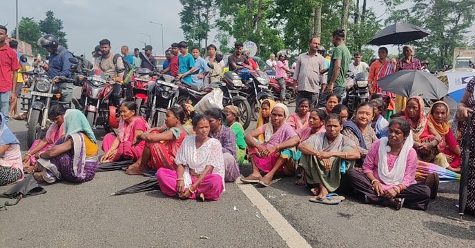 Nagrakata | মজুরি বকেয়া রেখে বাগান ছাড়লেন কর্তৃপক্ষ! অবরোধ শ্রমিকদের, বোনাস নিয়ে টালবাহানাতেও ছড়াচ্ছে ক্ষোভ