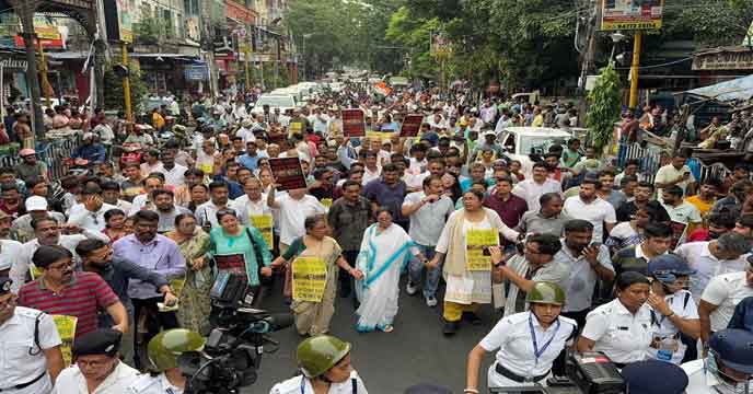 Hawker Eviction Protest Mamata | পুনর্বাসন ছাড়া উচ্ছেদ নয়! হাবড়া-যাদবপুরে বামেদের পর এবার ধর্মতলায় বুকে প্ল্যাকার্ড ঝুলিয়ে মিছিলে মমতা  