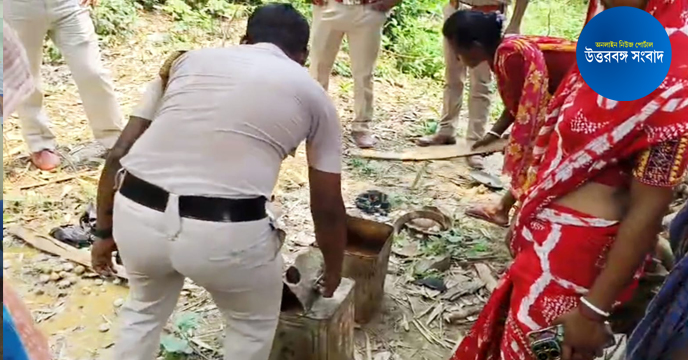 Balurghat | চোলাই মদের বিরুদ্ধে রুদ্রমূর্তি মহিলাদের, পুলিশের সঙ্গে হাত মিলিয়ে ভাঙলেন মদের ঠেক