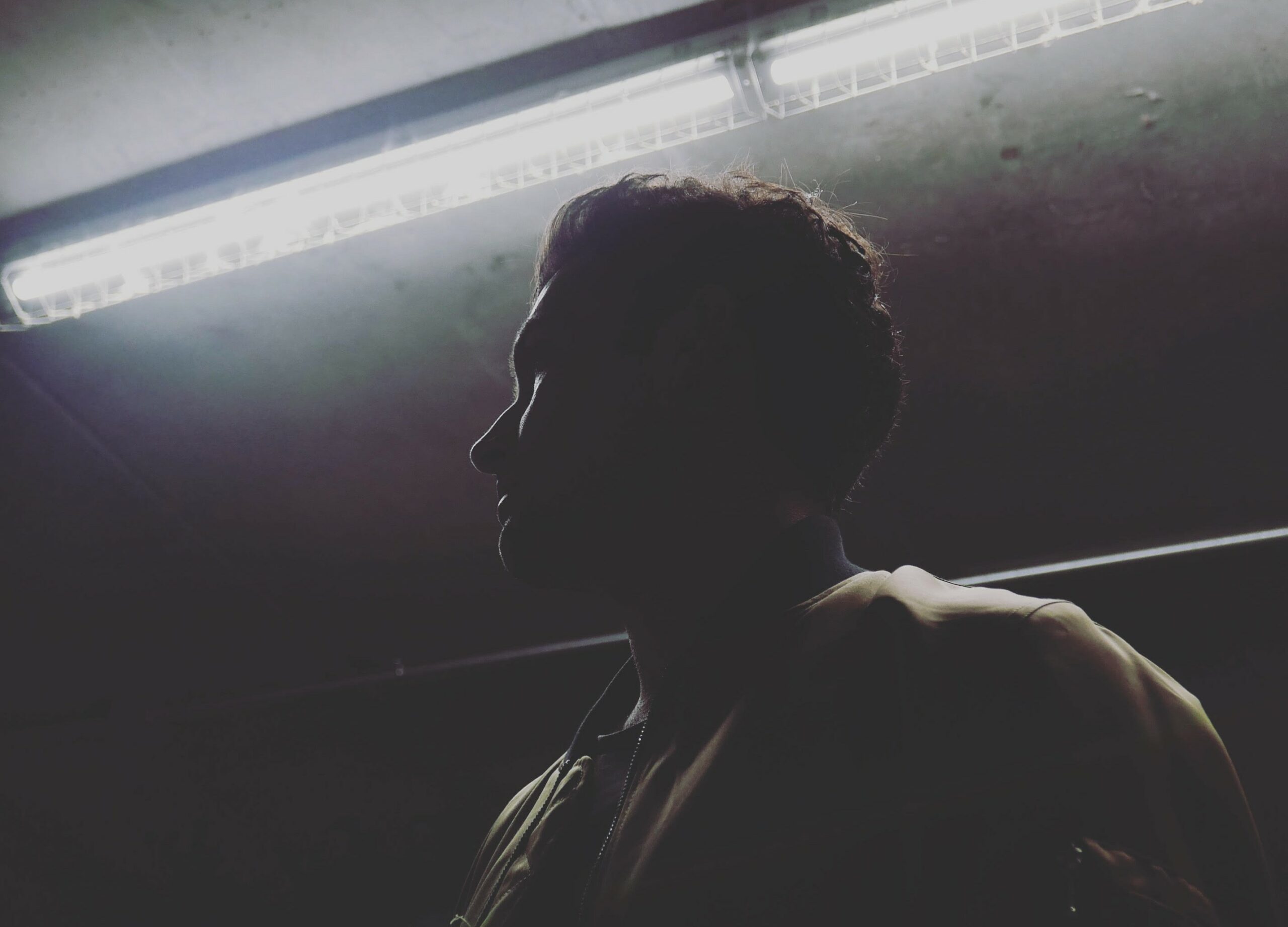 British Electronic Artist Vails Premieres His Dark, Breezy Single “Zephyr”