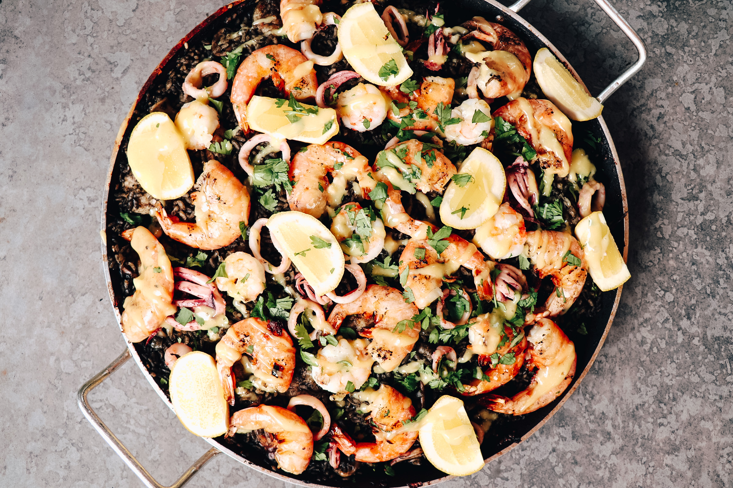 Paella Negra en Tinta de Calamar (Receta Hangry Fellas) Valentina Cocina