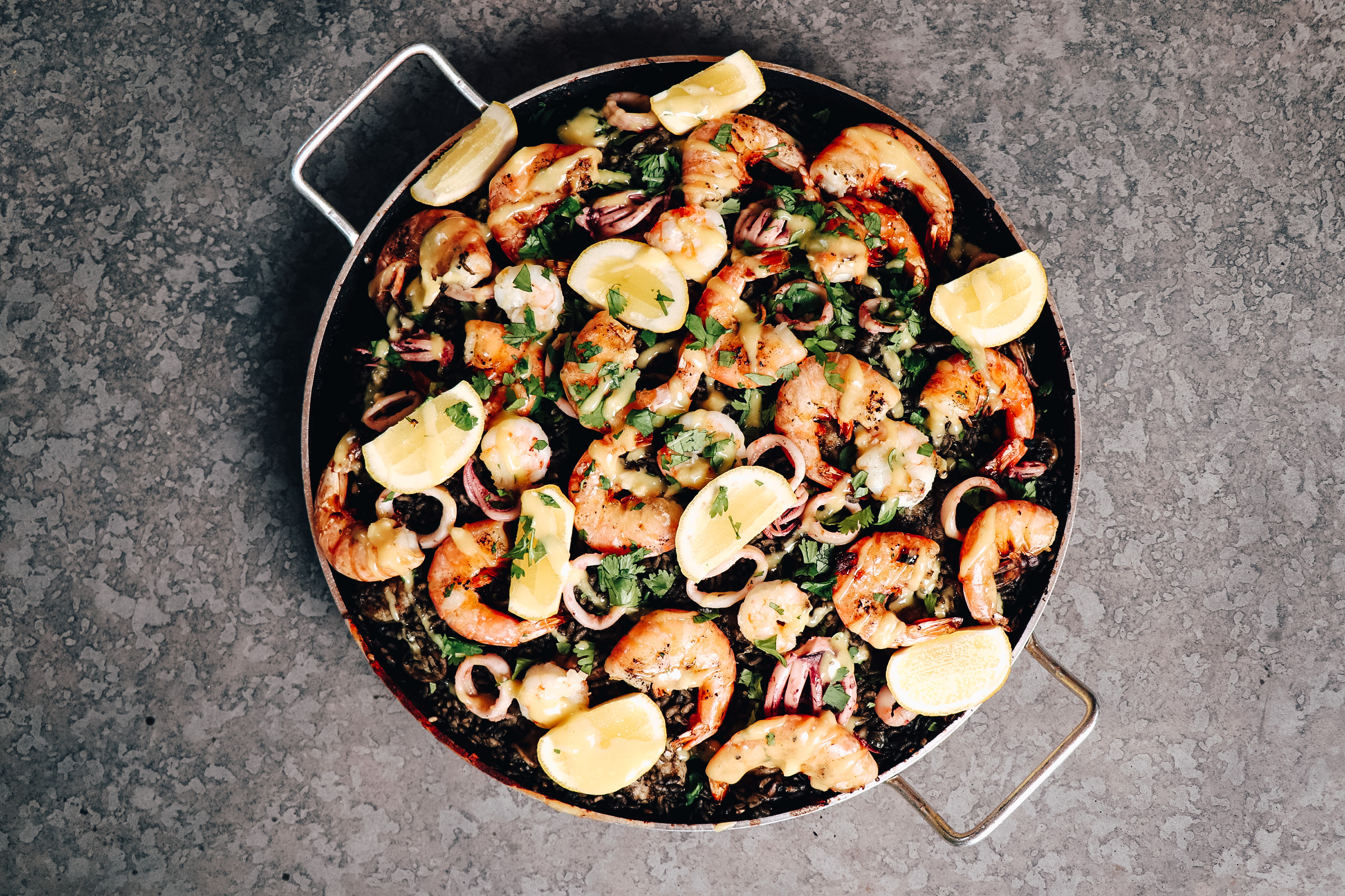 Paella Negra en Tinta de Calamar (Receta Hangry Fellas) Valentina Cocina