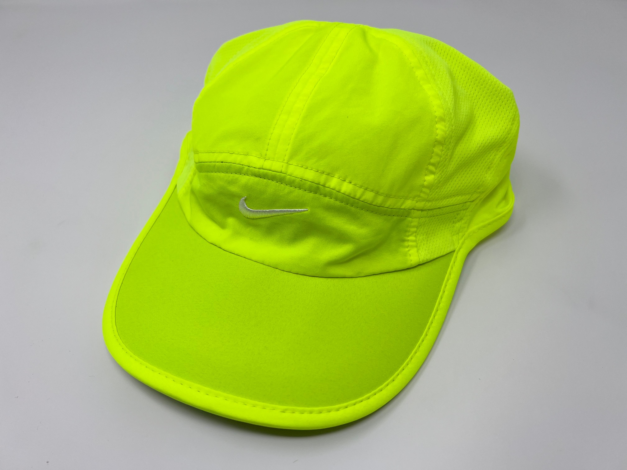 NIKE Women's DRIFIT Featherlight 2.0 Adjustable Hat/CapVolt/White