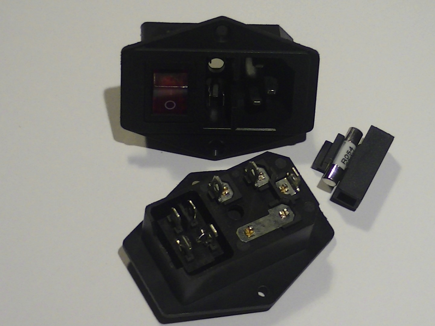 IEC Inlet complete with Switch & Fuse Holder - valvesNmore