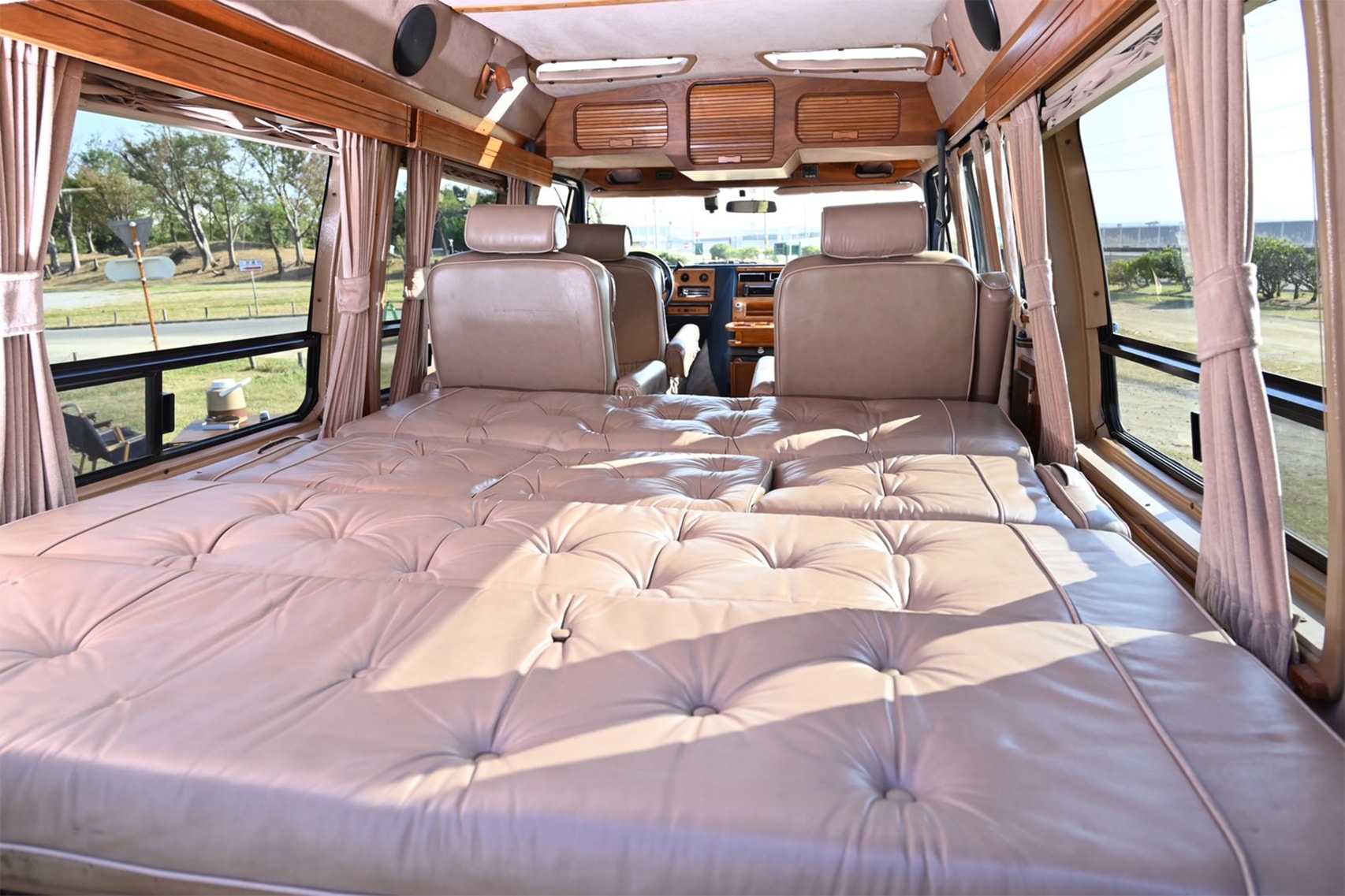 STEELO FOOD TRUCK & VAN RENTAL 個性あふれるフードトラックやキャンピングバン