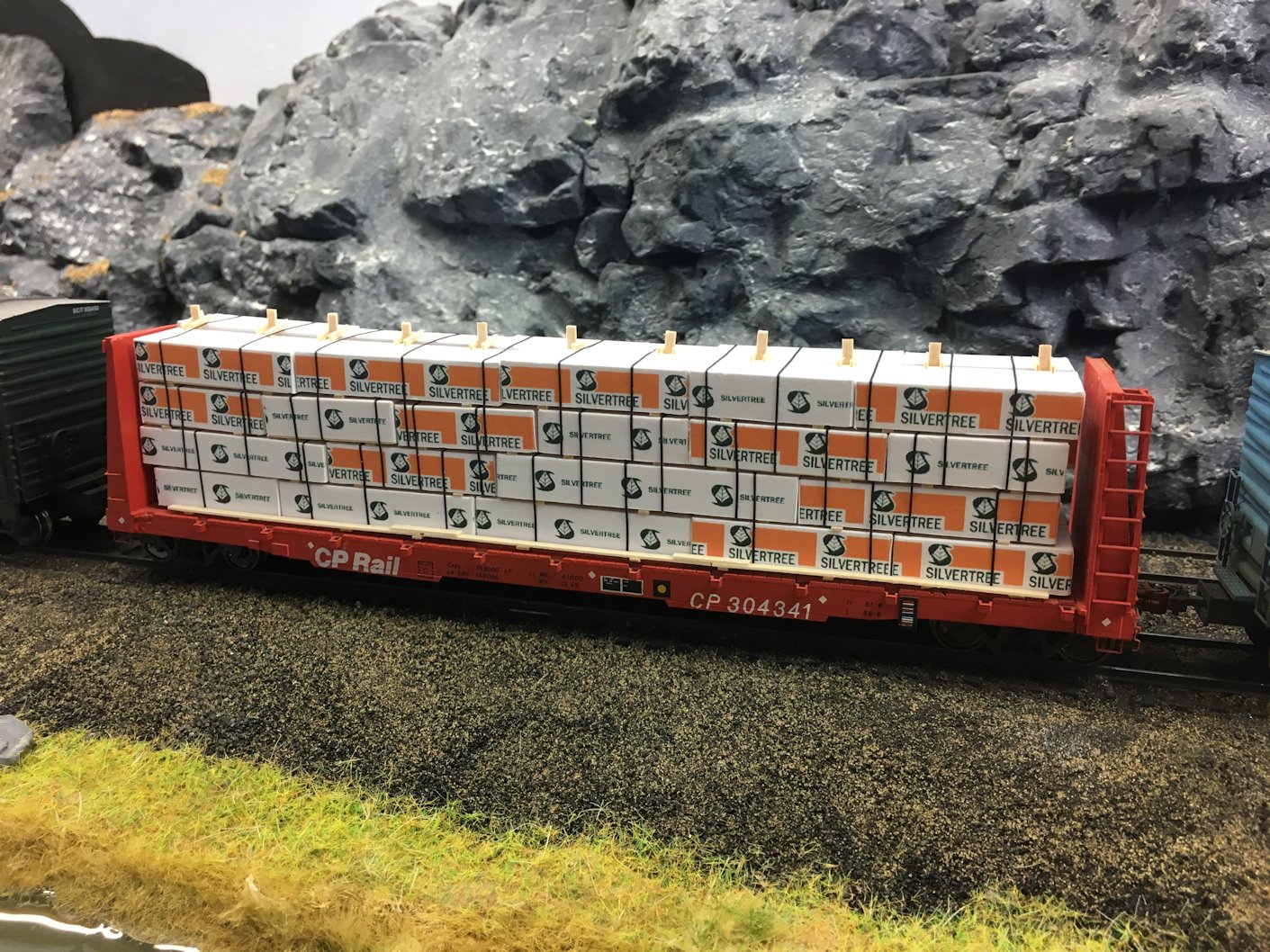 Lumber Loads Algoma Central in HO Scale