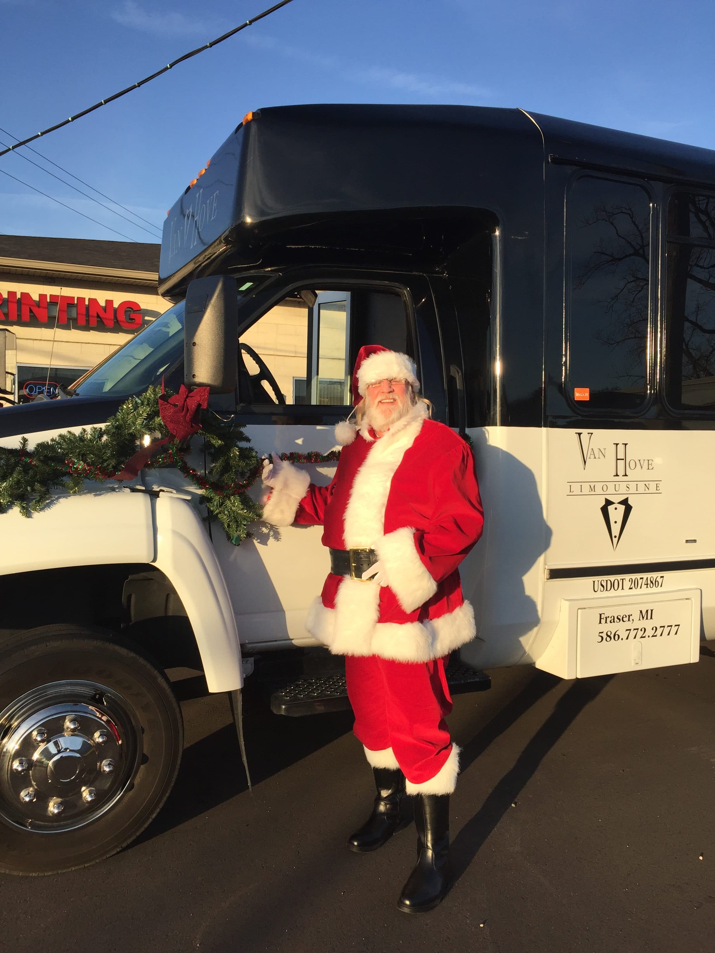 2018 BYOB TROLLEY AND BUS CHRISTMAS LIGHT TOURS! Van Hove Limousine