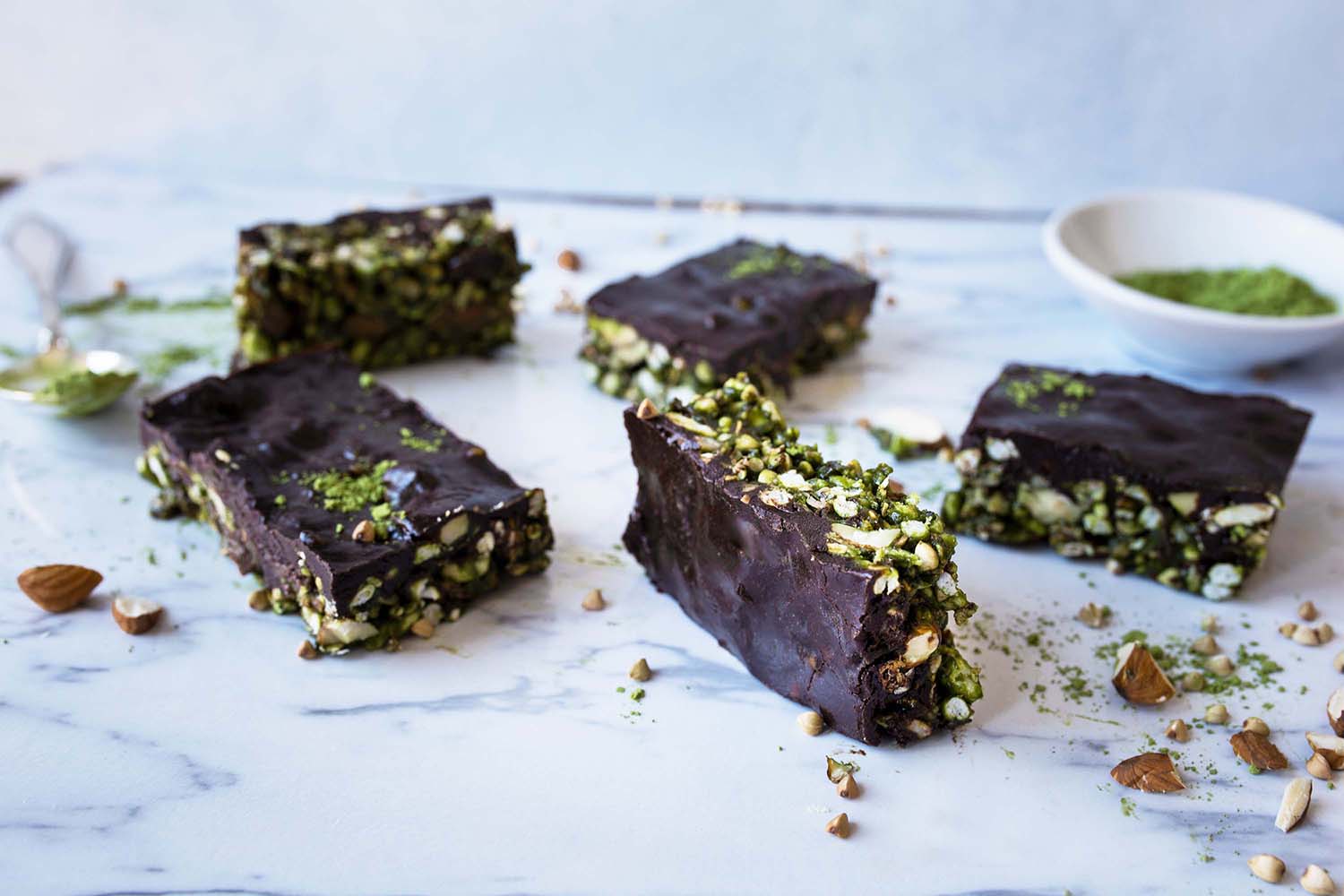 Glutenfree Matcha Energy Bars with raw chocolate Vanillacrunnch