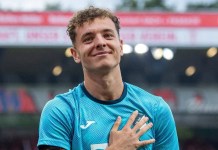 Asllani hyn si zëvendësues dhe lë gjurmë