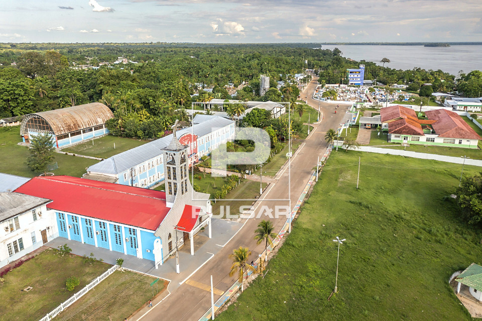 Vista de drone da Paróquia e Escola Estadual Santa Isabel à esquerda e