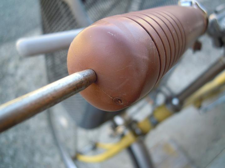 シティサイクル自転車のグリップの外し方再利用する時はこれ！ こころのビタミンC