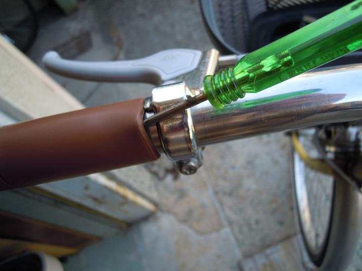 シティサイクル自転車のグリップの外し方再利用する時はこれ！ こころのビタミンC