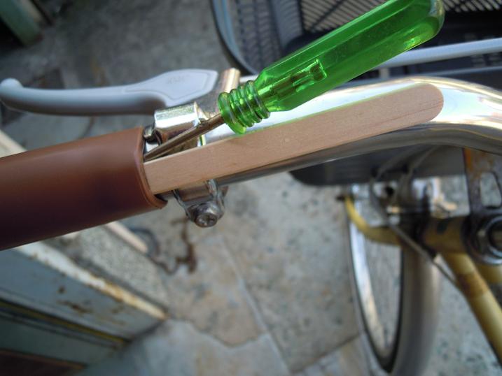 シティサイクル自転車のグリップの外し方再利用する時はこれ！ こころのビタミンC