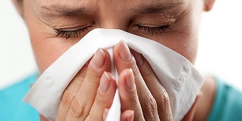 Pourquoi rêver de se moucher (nez qui coule) ? Interprétation des rêves