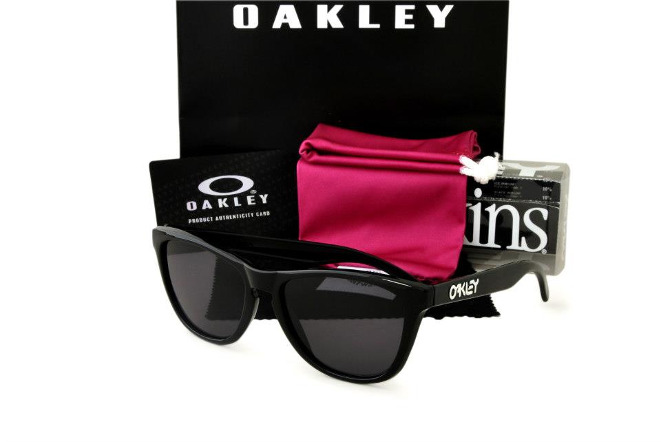 Introducir 46+ imagen oakley frogskins case Thptnganamst.edu.vn