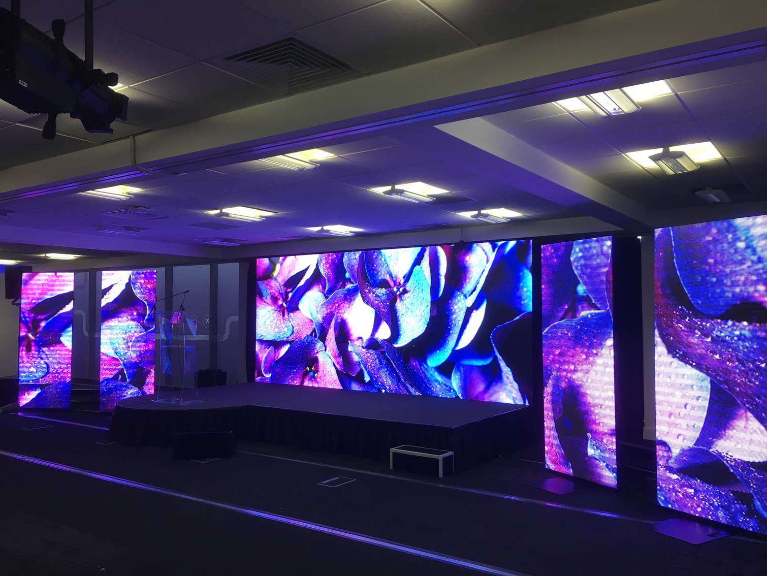 3.9mm Pixel Pitch Indoor LED Screen Hire Vector Lighting