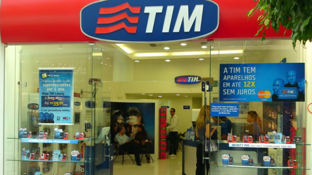 TIM alcança Claro no mercado de telefonia móvel VEJA