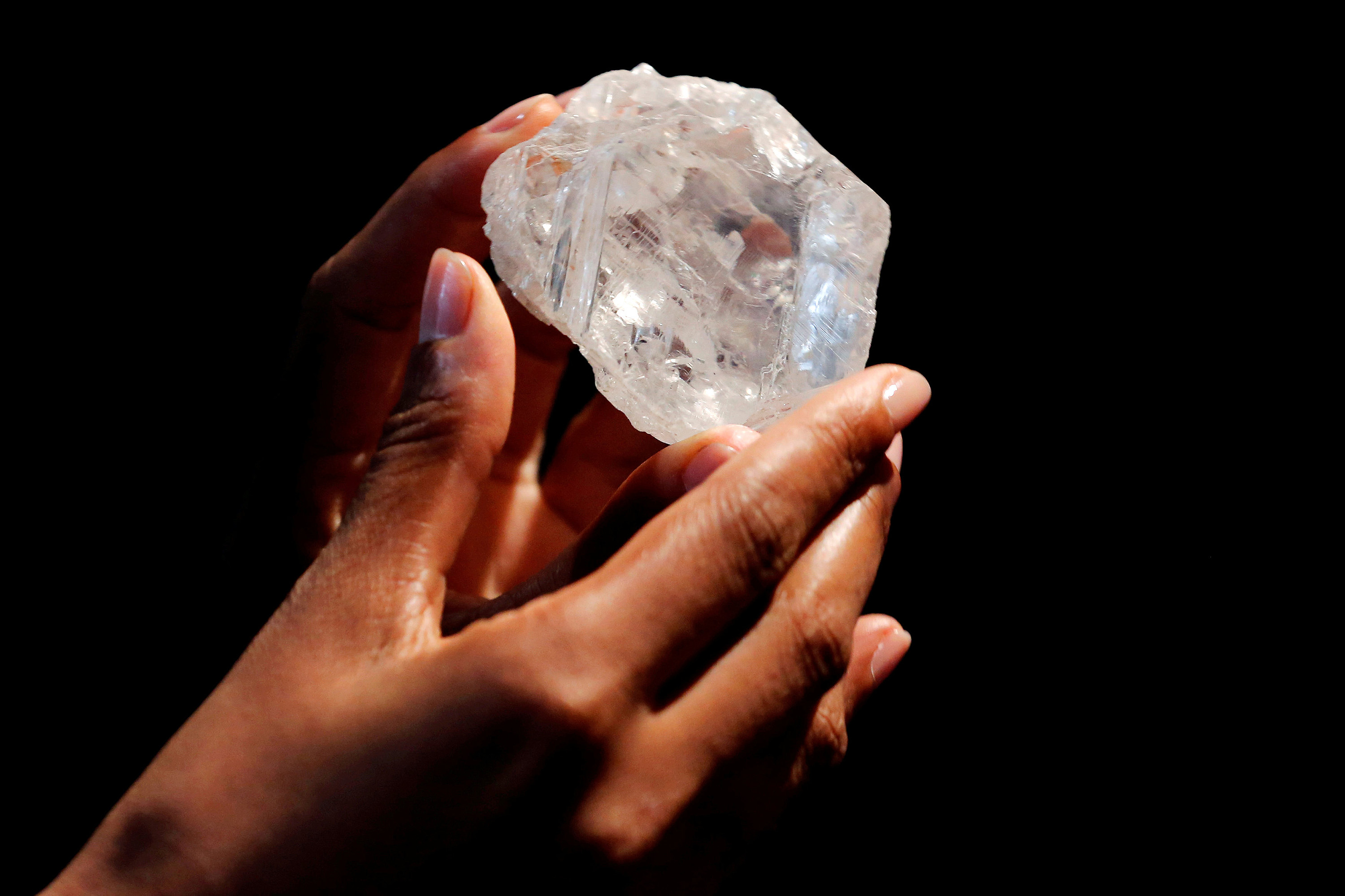 Maior diamante bruto do mundo é vendido por US 53 milhões VEJA
