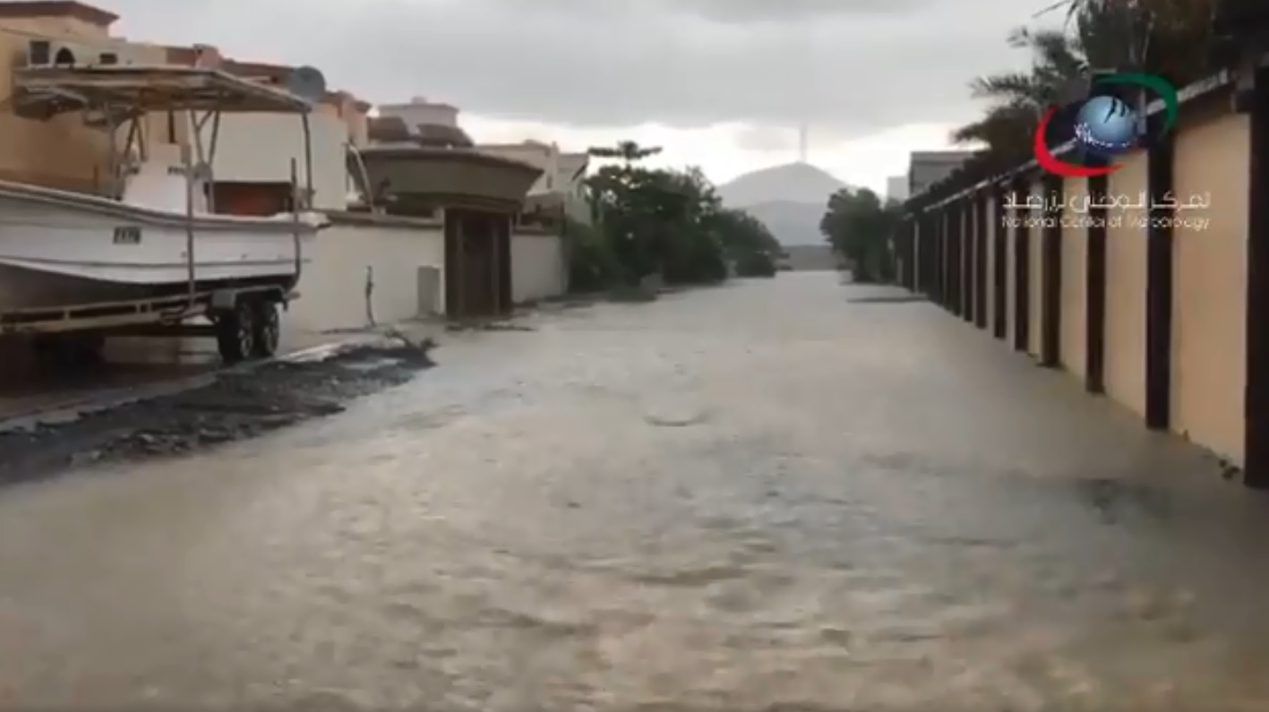 ‘Chuva artificial’ em Dubai provoca alagamentos e esvazia shopping de