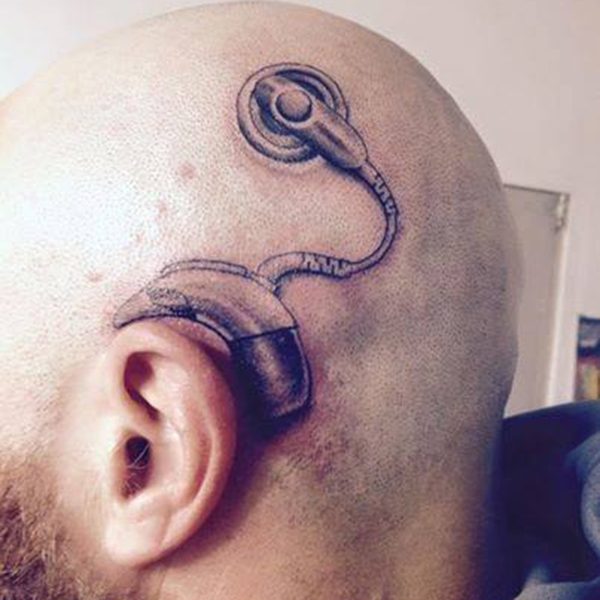 Que tal fazer uma tatuagem no céu da boca? Mega Curioso Pai faz tatuagem de aparelho auditivo para apoiar tratamento de filha