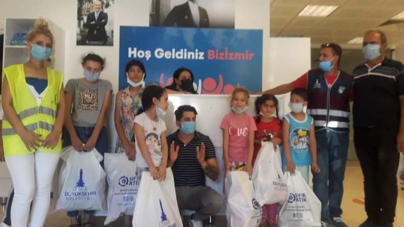 Arka sıradakilerin yüzleri gülmeye devam ediyor