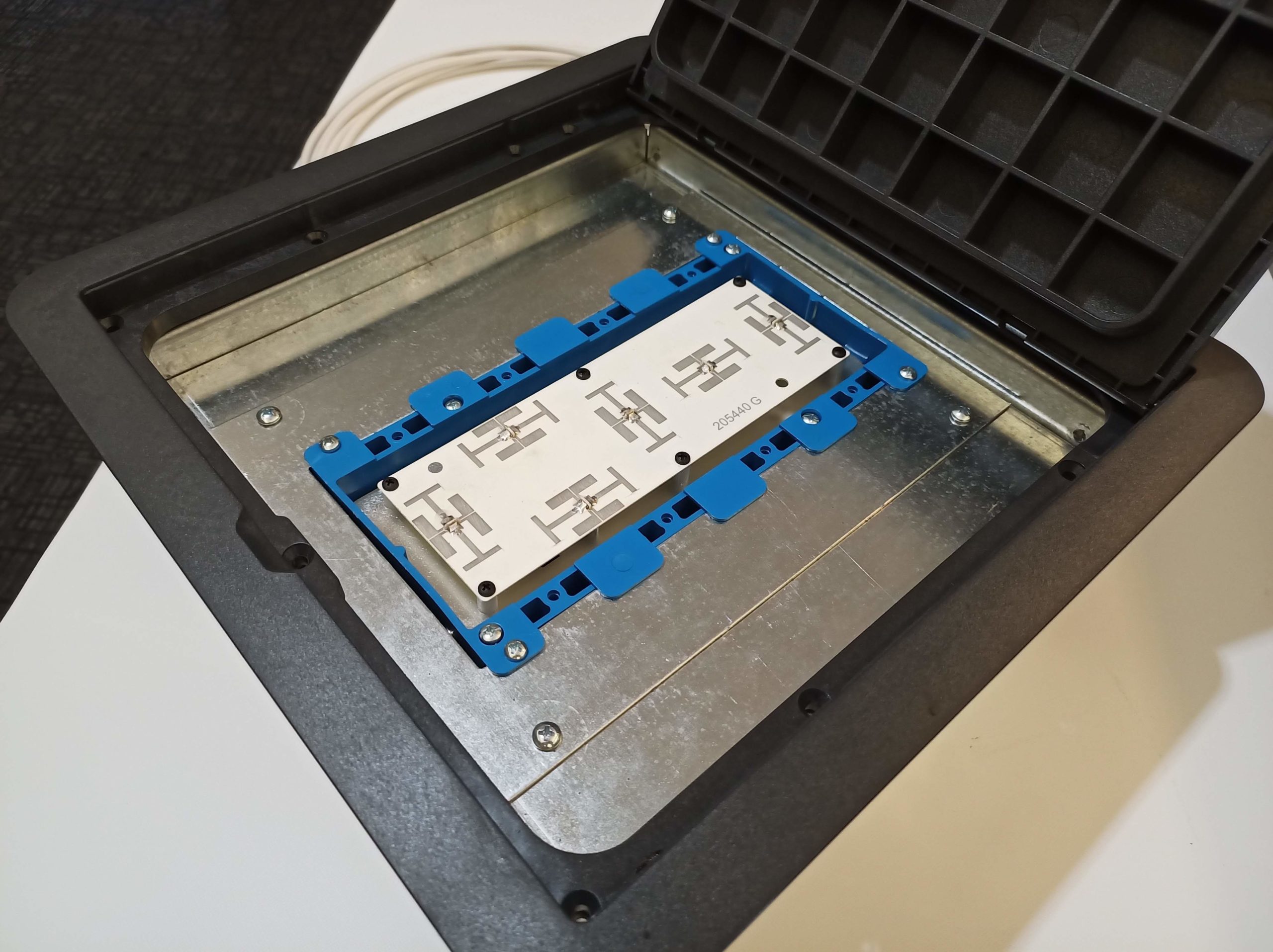 Raised Access Floor Antenna with Integrated 6 dBi Junction Box Antenna