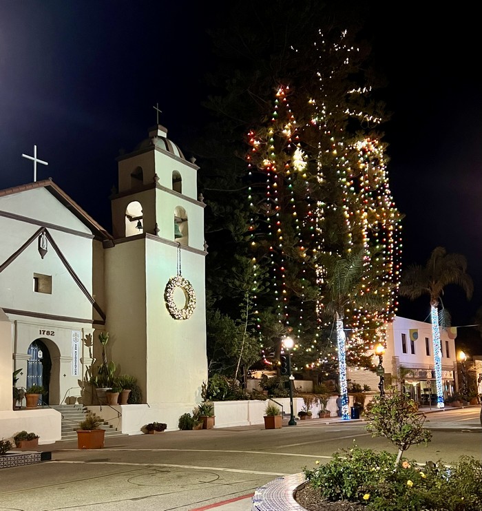 Annual Holiday Tree Lighting Ventura Breeze
