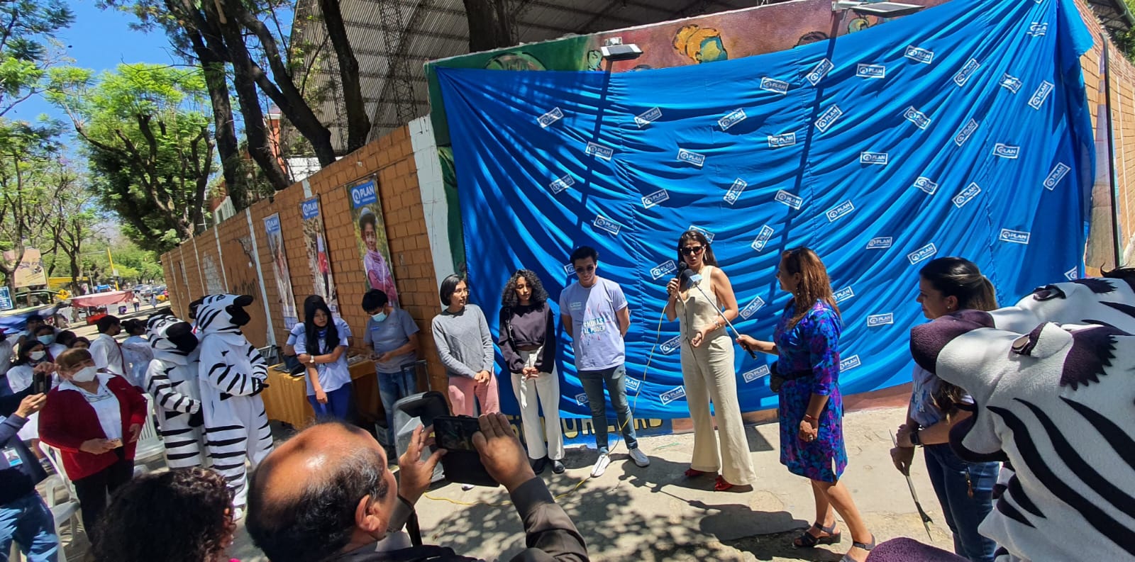 Artistas plasman un mural por la igualdad en las paredes del Liceo