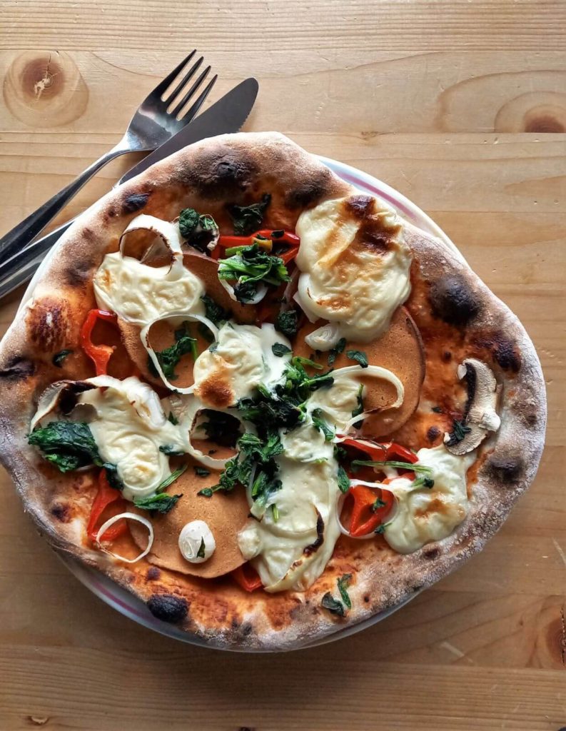 Veganer, cremiger Pizzakeese verfluchtlecker