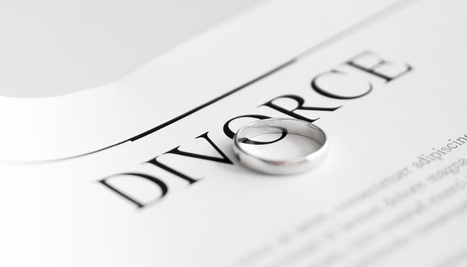 Divorce Dilemmas ─When to DIY and When to Hire a Lawyer ─ 2024 Guide