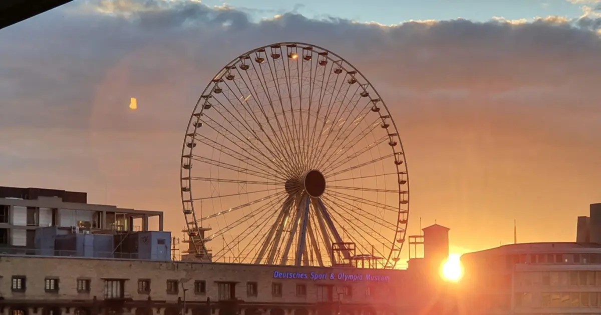 Fotos zeigen, wie das Riesenrad am Schokoladenmuseum aussieht