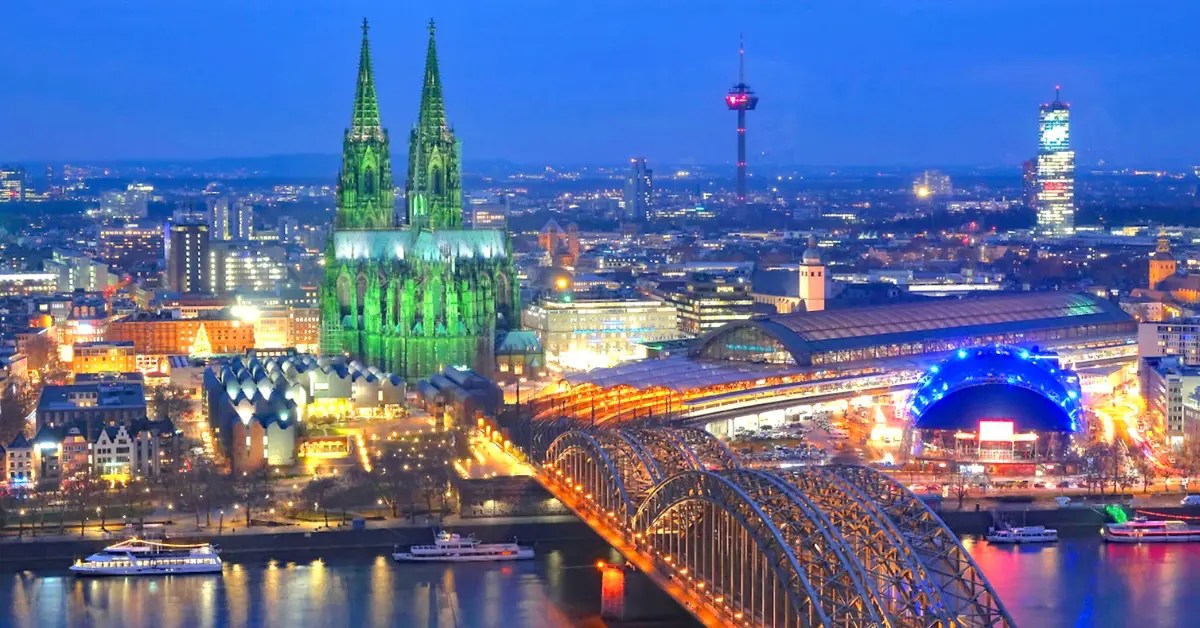 Beleuchtung des Kölner Doms Warum leuchtet der Dom manchmal grün
