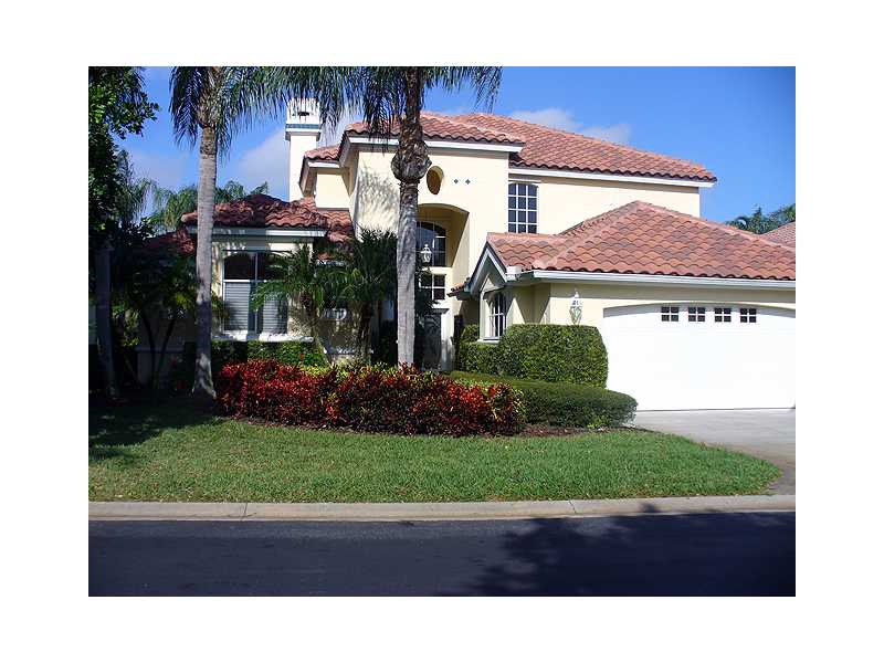 PRIVATE SETTING FOR SPACIOUS 3/3.5 POOL HOME OVERLOOKING LAKE Grand